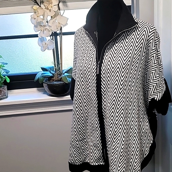 🙋‍♀️WHBM BLACK AND WHITE ZIP UP SWEATER! - Picture 1 of 10
